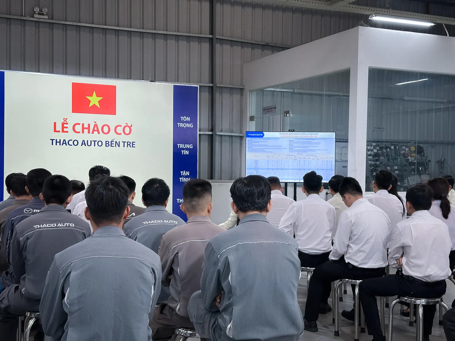 THACO AUTO Bến Tre tổ chức lễ chào cờ cuối cùng của năm 2024 - Triển khai công tác chăm sóc khách hàng mùa lễ hội